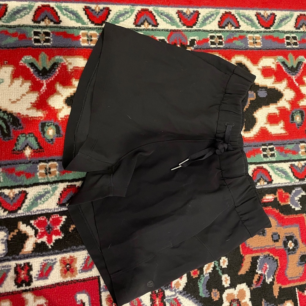 black lululemon shorts